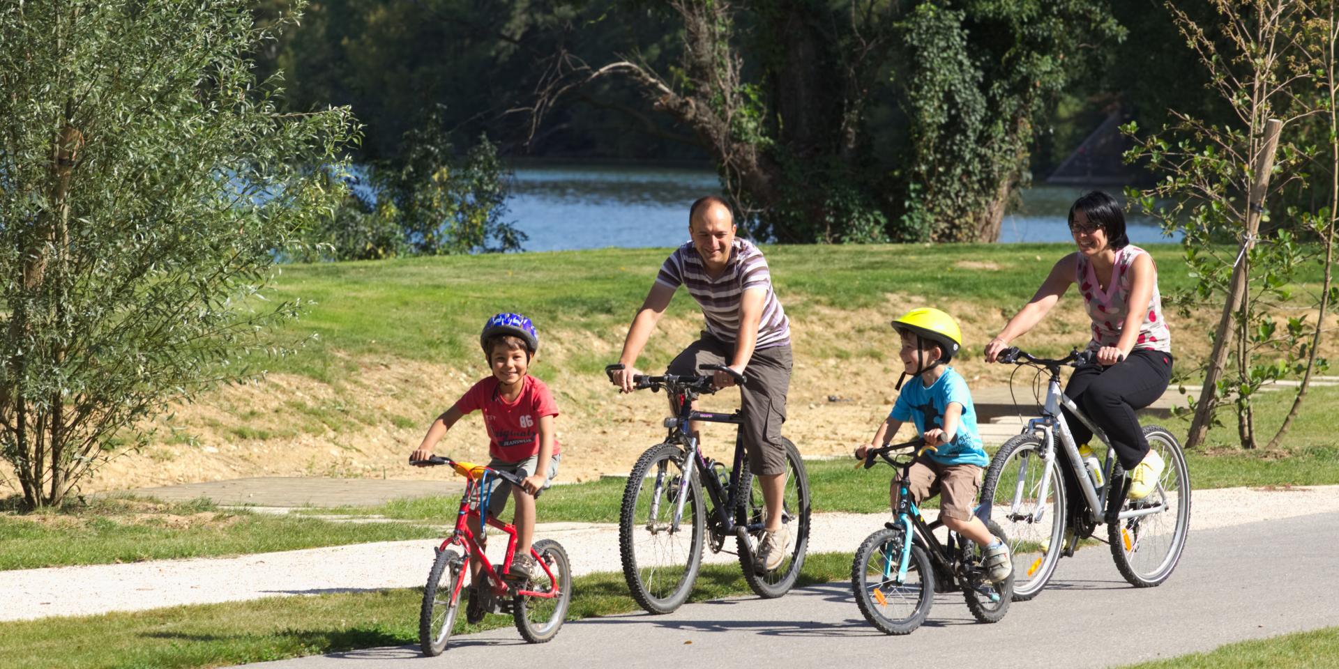 Viarhôna and family cycling in Laveyron